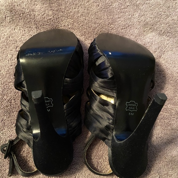Platinum bp black heels with strap. Size 5 - Picture 4 of 5